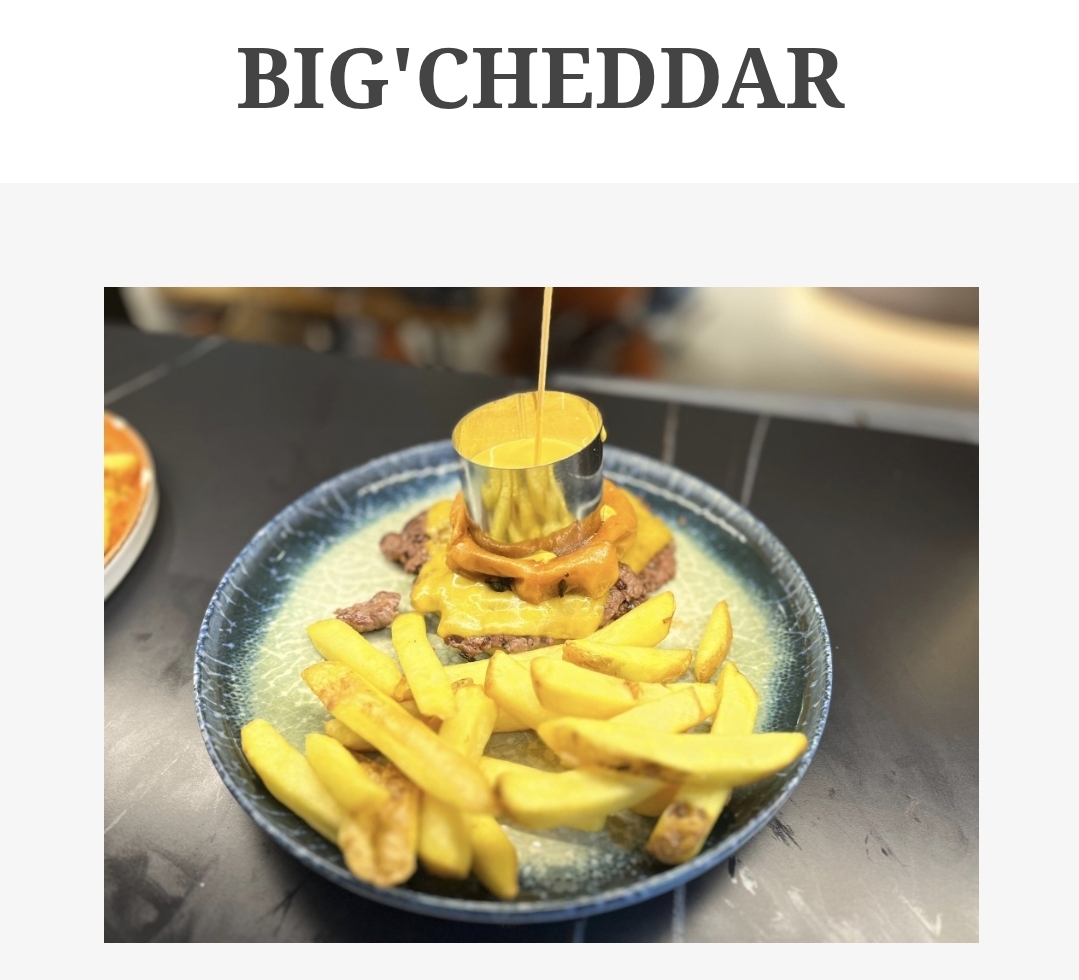 Dos patys (dos carnes) de ternera rubia gallega , con queso cheddar y coronada con salsa cheddar sobre el pan brioche.  Pide guantes